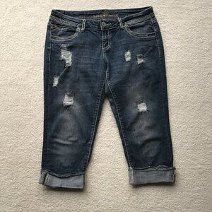 ALMOST FAMOUS DISTRESSED CAPRI JEANS SIZE 7